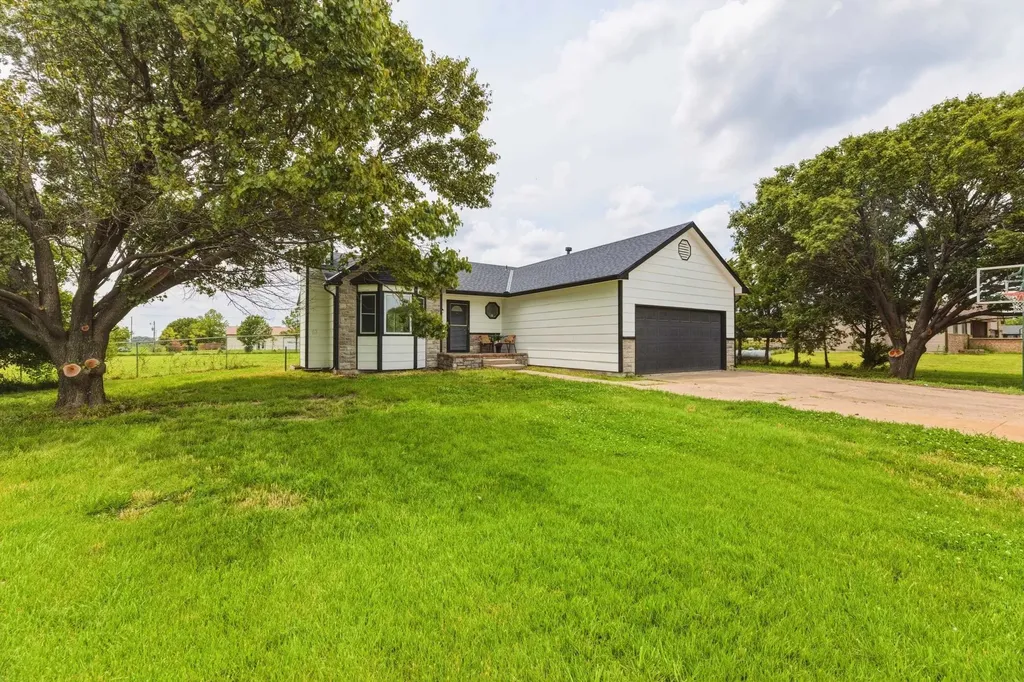 8743 Ross Valley Center KS 67147