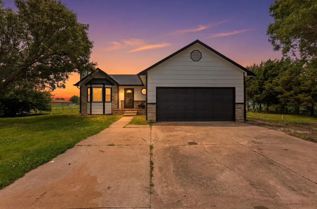 8743 Ross Valley Center KS 67147