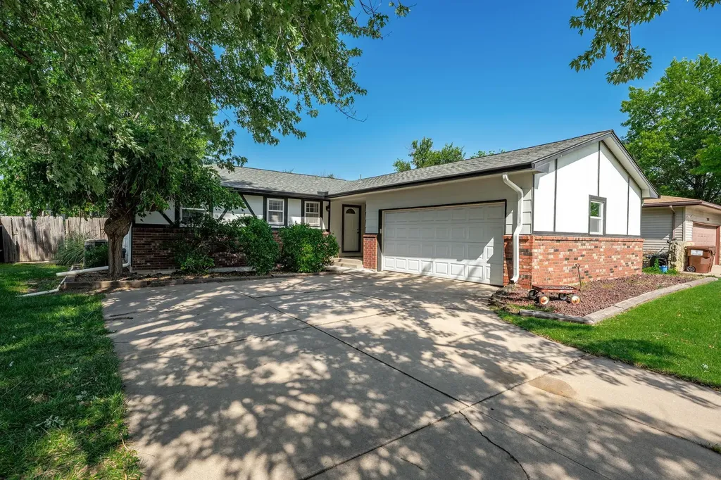 2230 S Lori Lane Wichita KS 67207-5428
