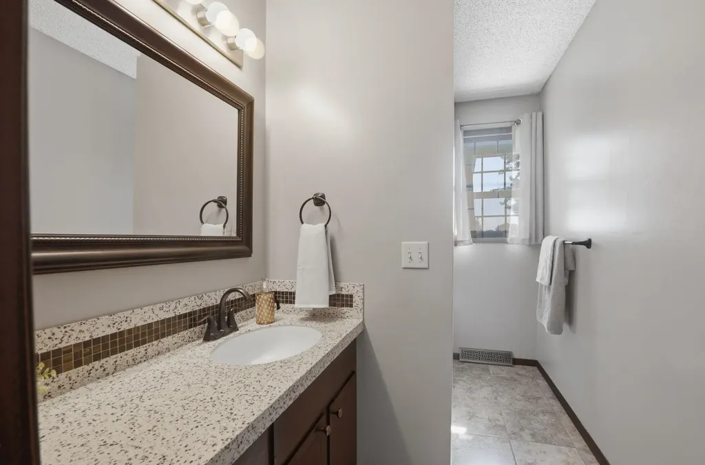 2230 S Lori Lane Wichita KS 67207-5428