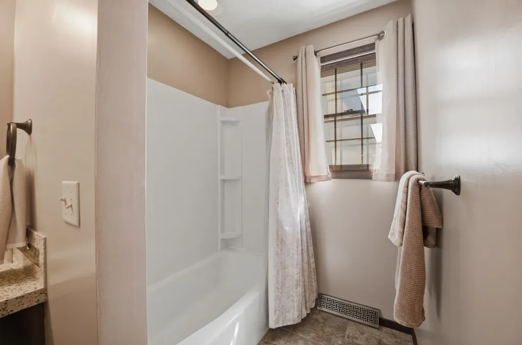 2230 S Lori Lane Wichita KS 67207-5428