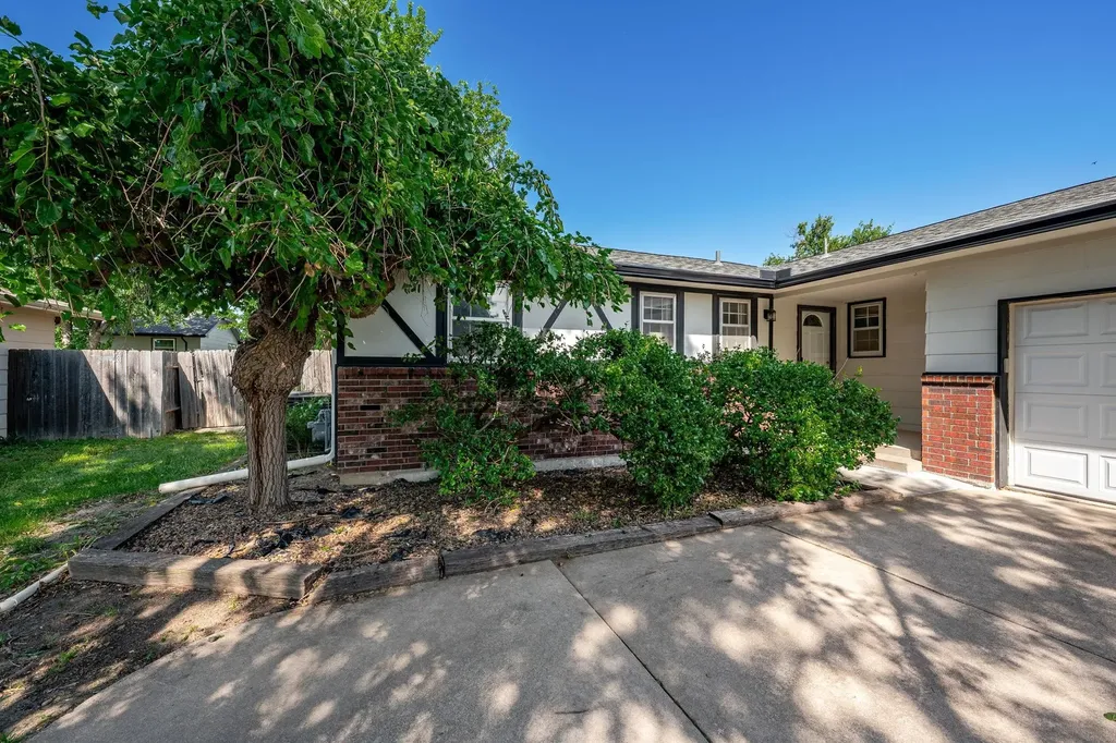 2230 S Lori Lane Wichita KS 67207-5428