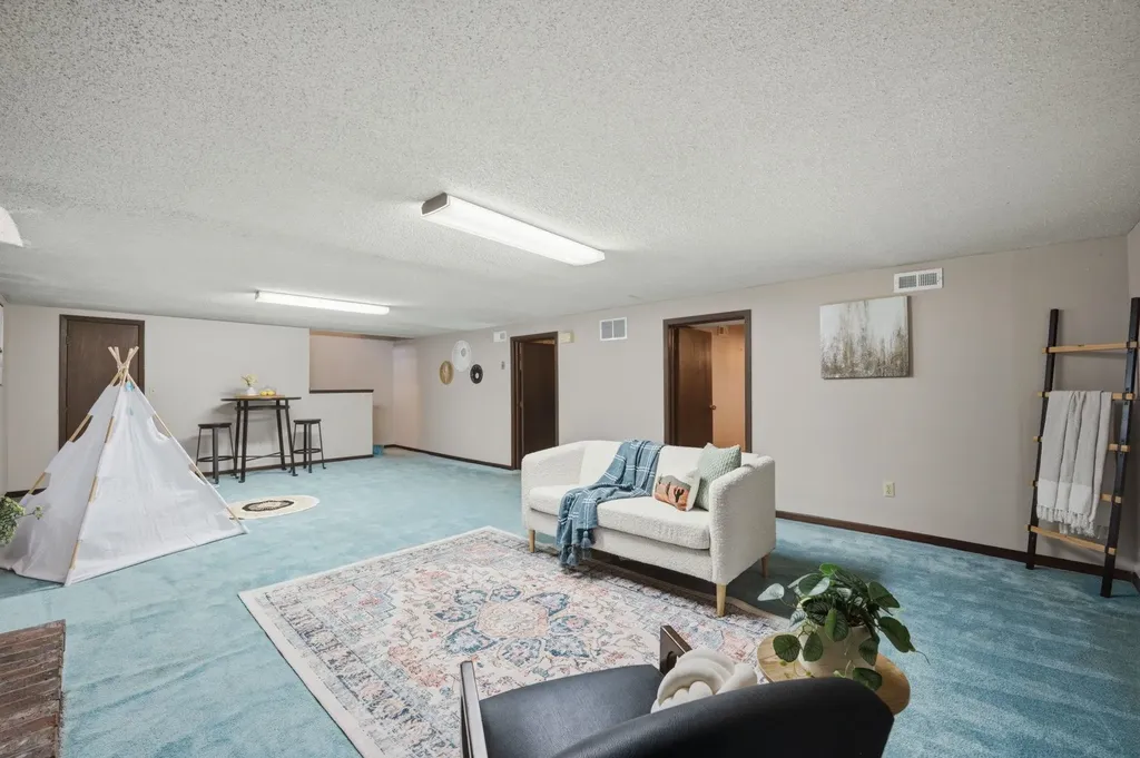 2230 S Lori Lane Wichita KS 67207-5428