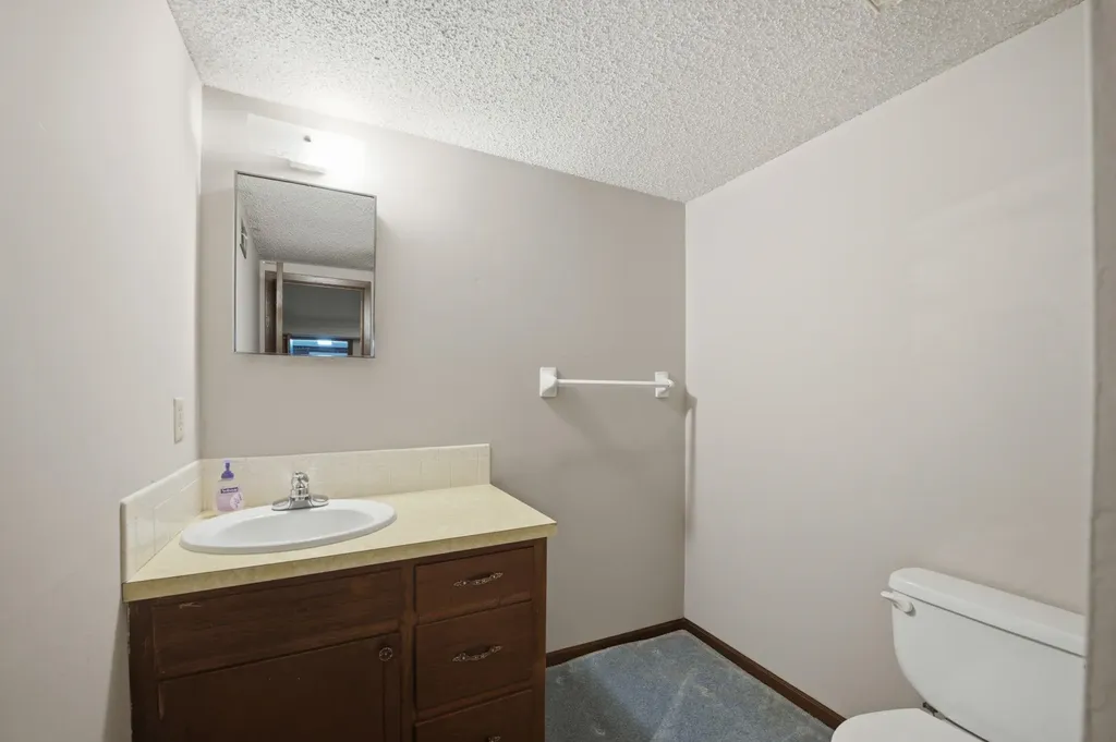 2230 S Lori Lane Wichita KS 67207-5428