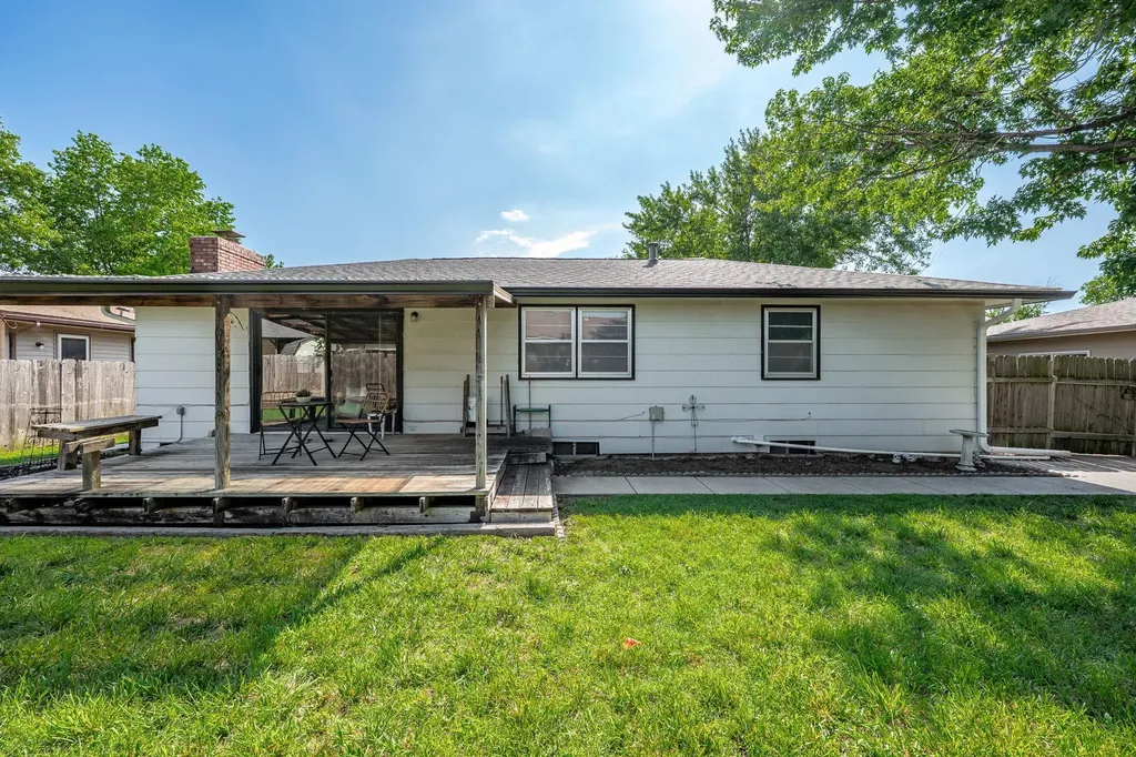 2230 S Lori Lane Wichita KS 67207-5428