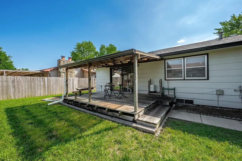 2230 S Lori Lane Wichita KS 67207-5428