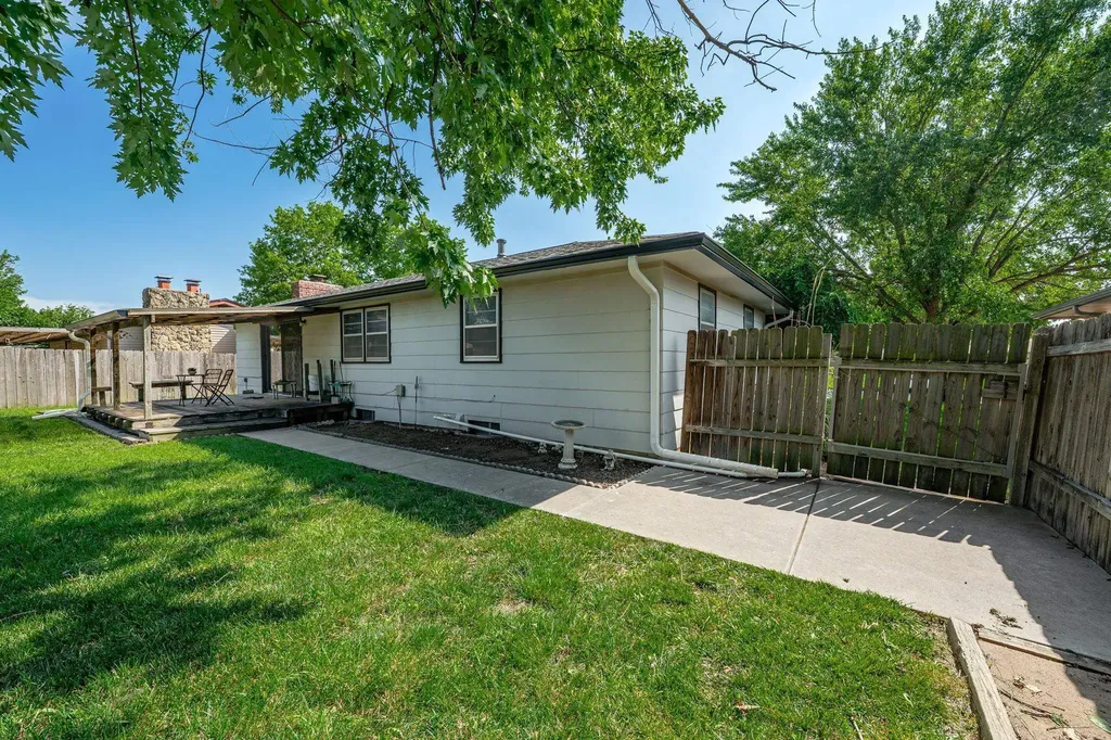 2230 S Lori Lane Wichita KS 67207-5428