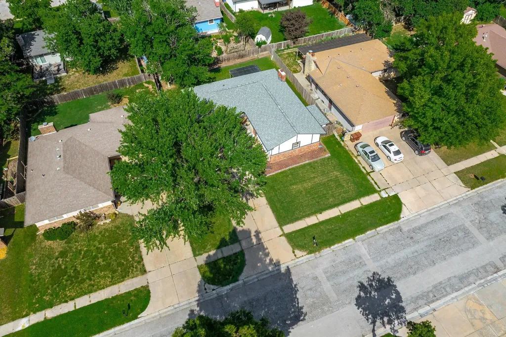 2230 S Lori Lane Wichita KS 67207-5428