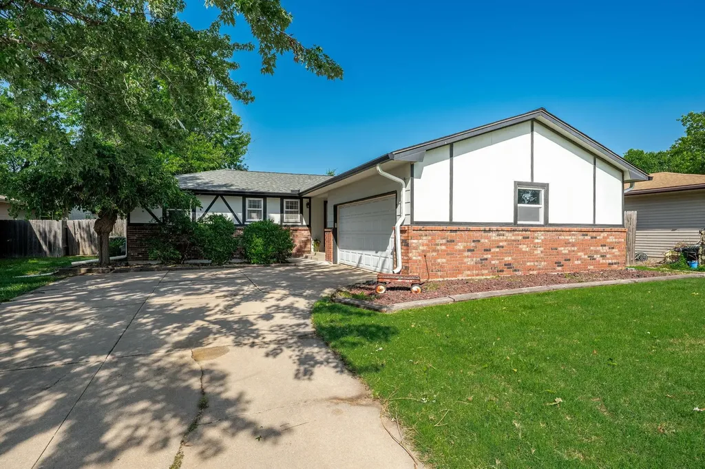 2230 S Lori Lane Wichita KS 67207-5428