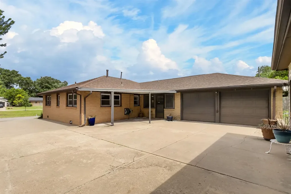 744 S Fabrique Drive Wichita KS 67218