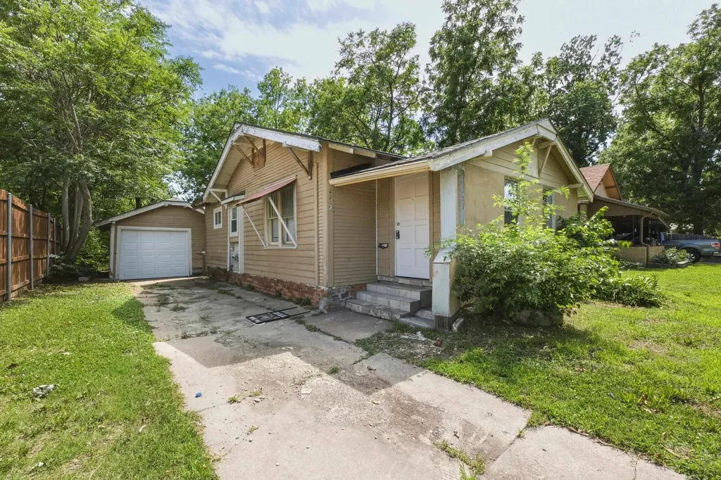 2719 W Douglas Wichita KS 67213-2606