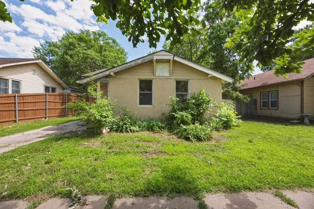 2719 W Douglas Wichita KS 67213-2606