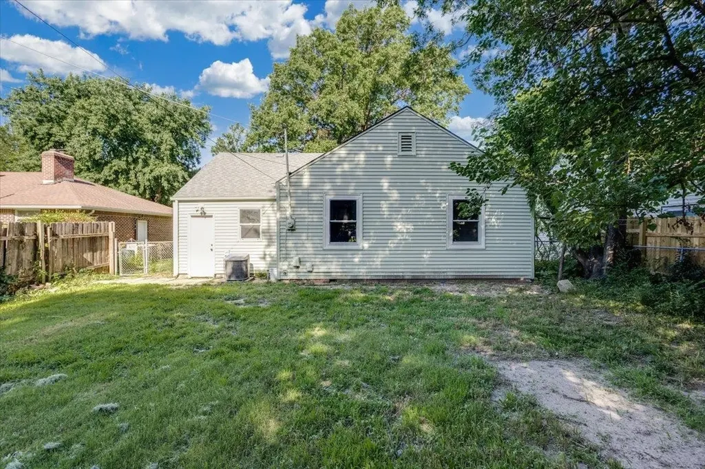 2022 N Woodland Wichita KS 67203
