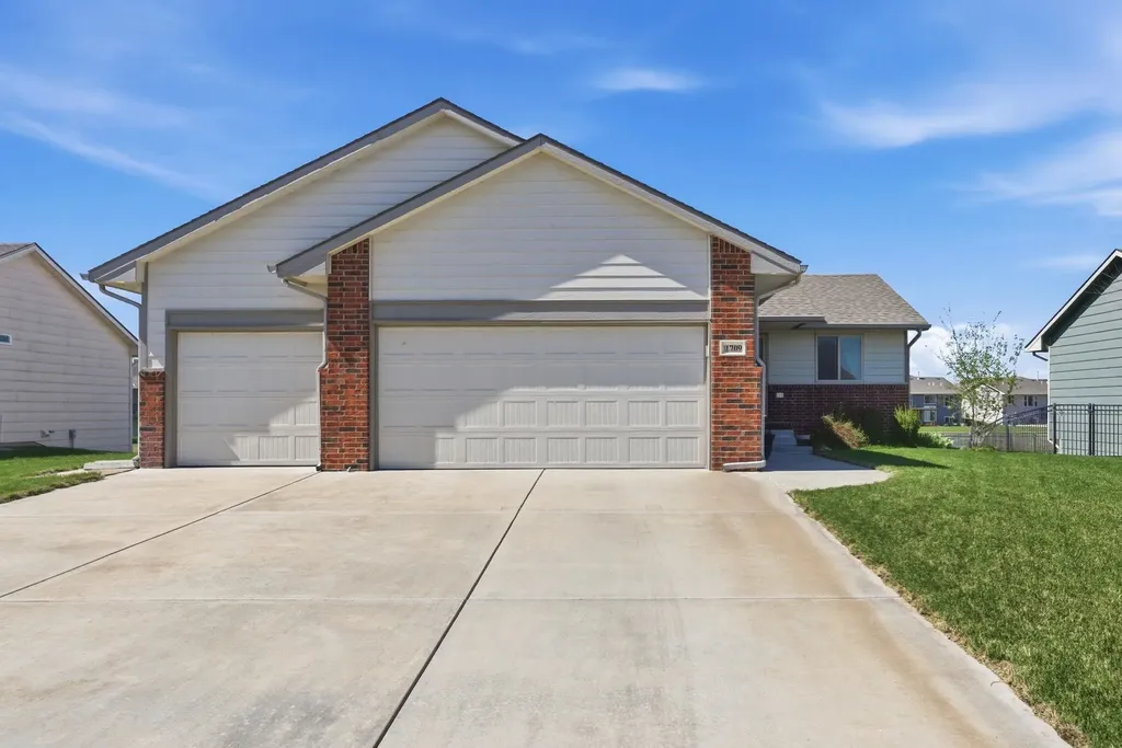 1709 N Thoroughbred Circle Wichita KS 67235