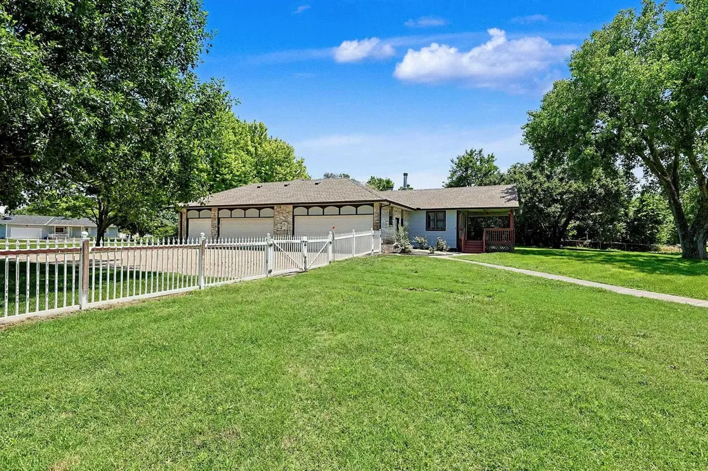 8425 S Lulu Avenue Haysville KS 67060