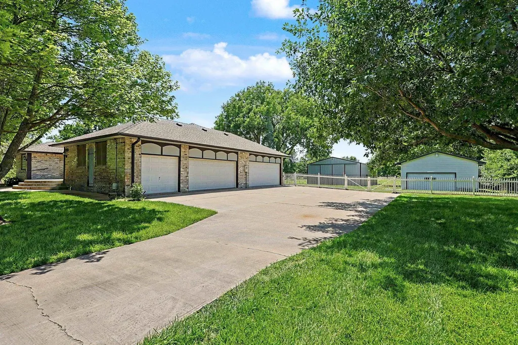 8425 S Lulu Avenue Haysville KS 67060