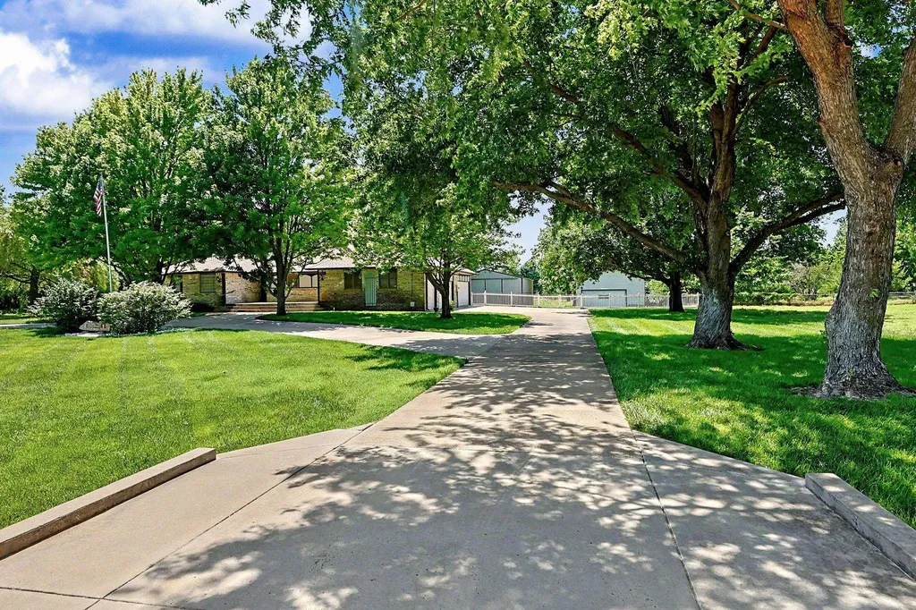 8425 S Lulu Avenue Haysville KS 67060