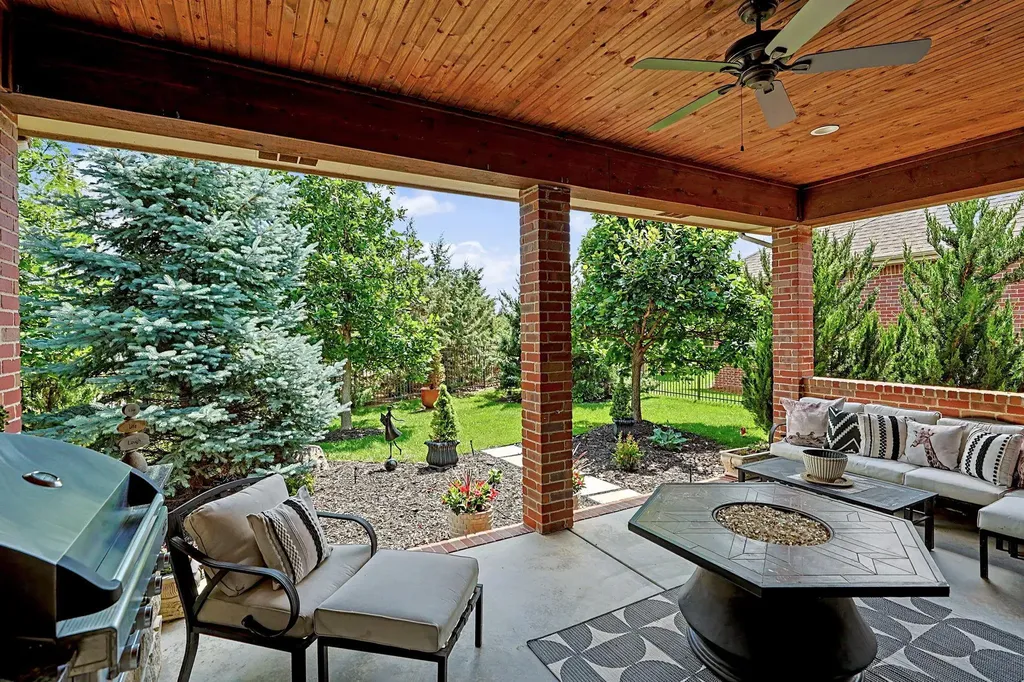 1607 N Red Oaks Wichita KS 67206