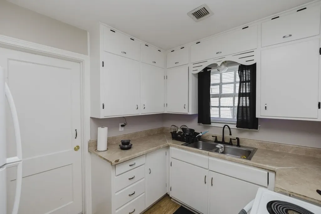 636 S Pinecrest Wichita KS 67218