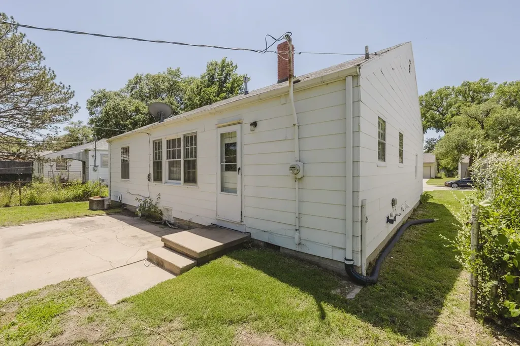 636 S Pinecrest Wichita KS 67218