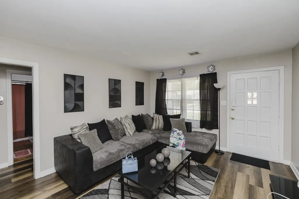 636 S Pinecrest Wichita KS 67218