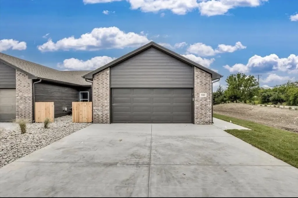 3207 E Thunder Wichita KS 67220