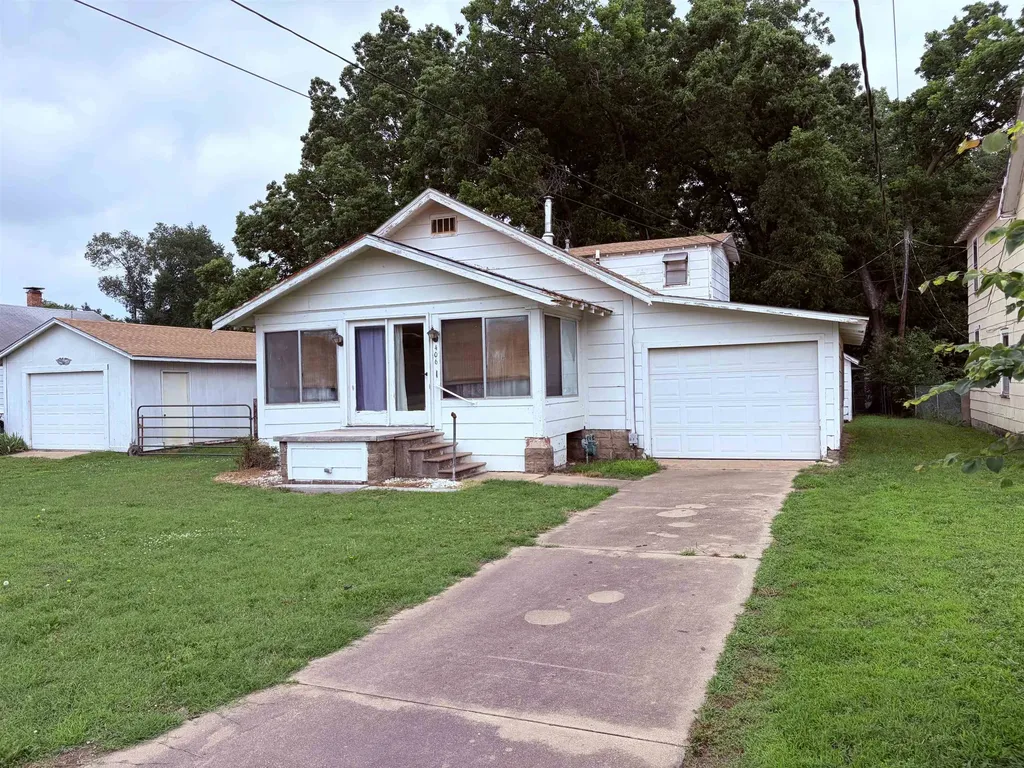 406 E 5th Avenue Winfield KS 67156