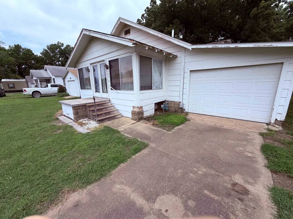 406 E 5th Avenue Winfield KS 67156