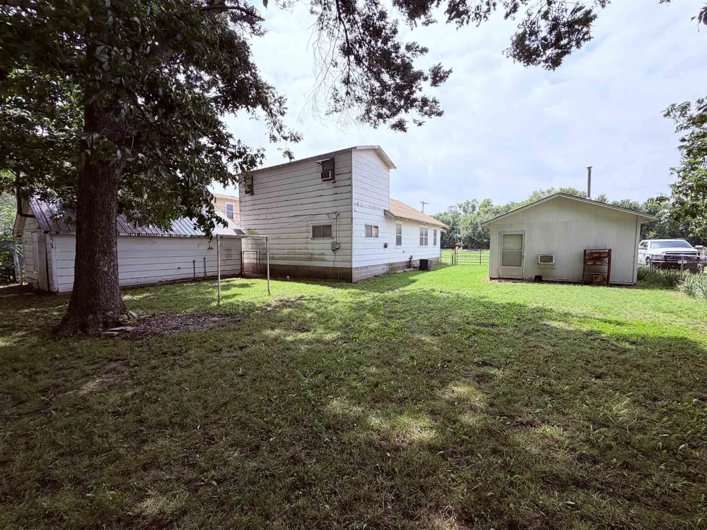 406 E 5th Avenue Winfield KS 67156