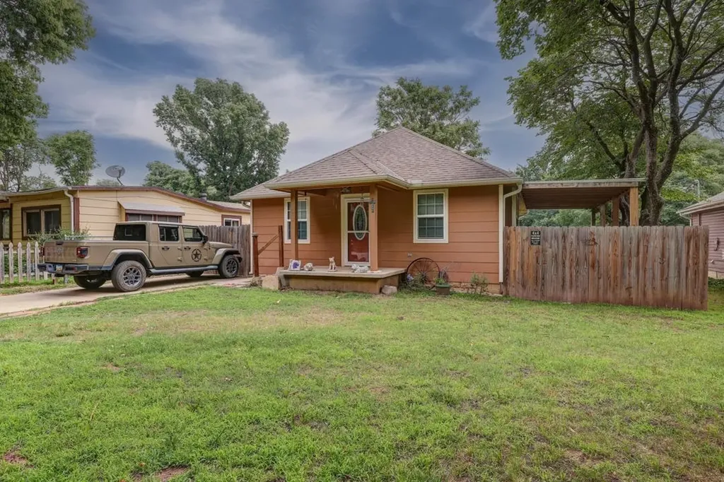 1322 N 15th Arkansas City KS 67005
