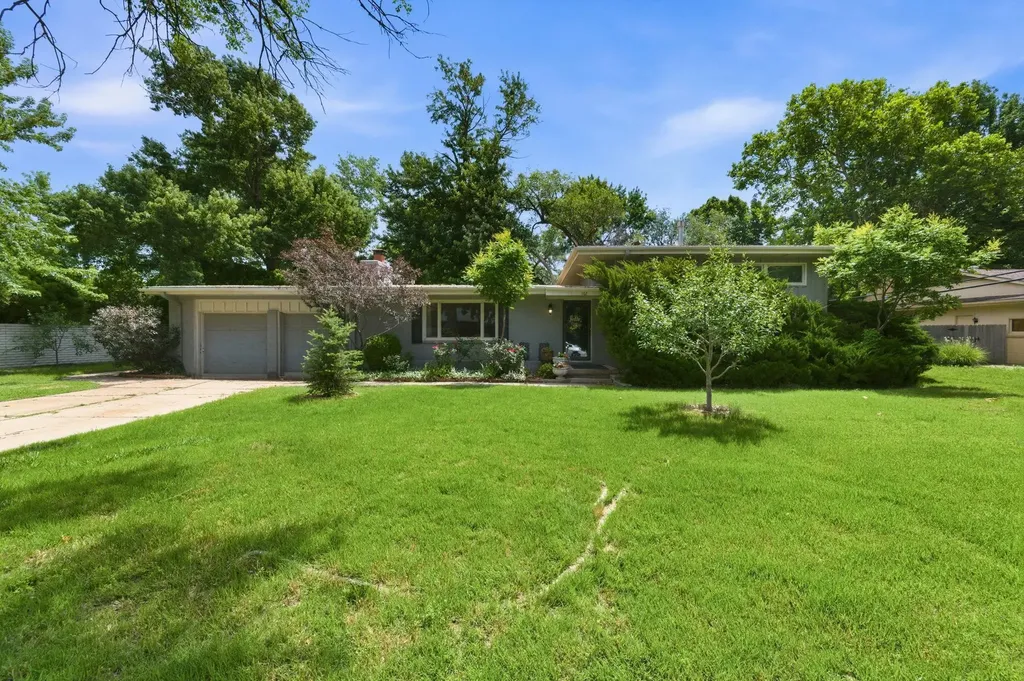 102 S Lochinvar Street Wichita KS 67207