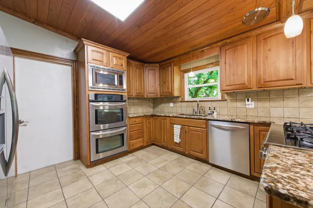 102 S Lochinvar Street Wichita KS 67207