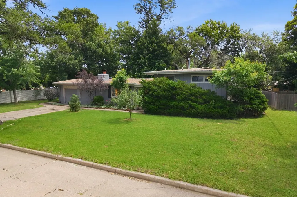 102 S Lochinvar Street Wichita KS 67207