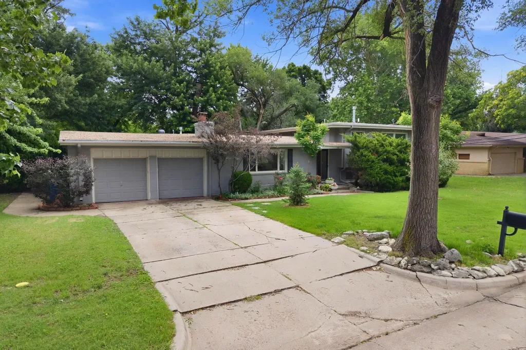 102 S Lochinvar Street Wichita KS 67207