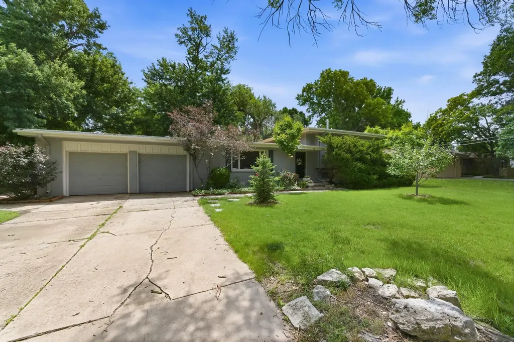 102 S Lochinvar Street Wichita KS 67207