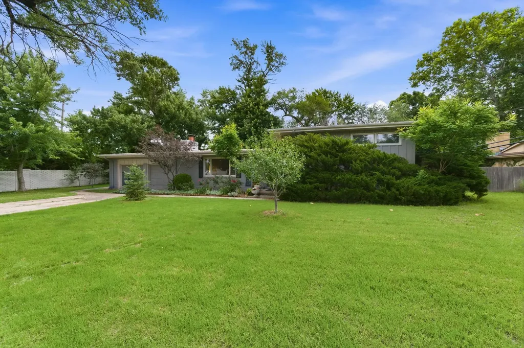 102 S Lochinvar Street Wichita KS 67207