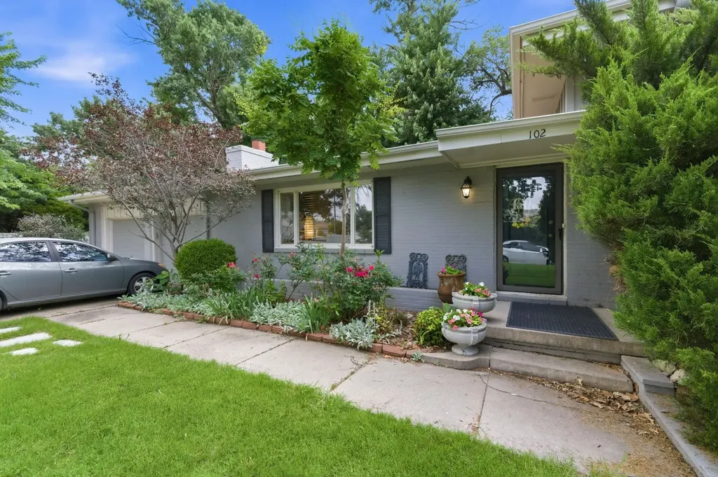 102 S Lochinvar Street Wichita KS 67207