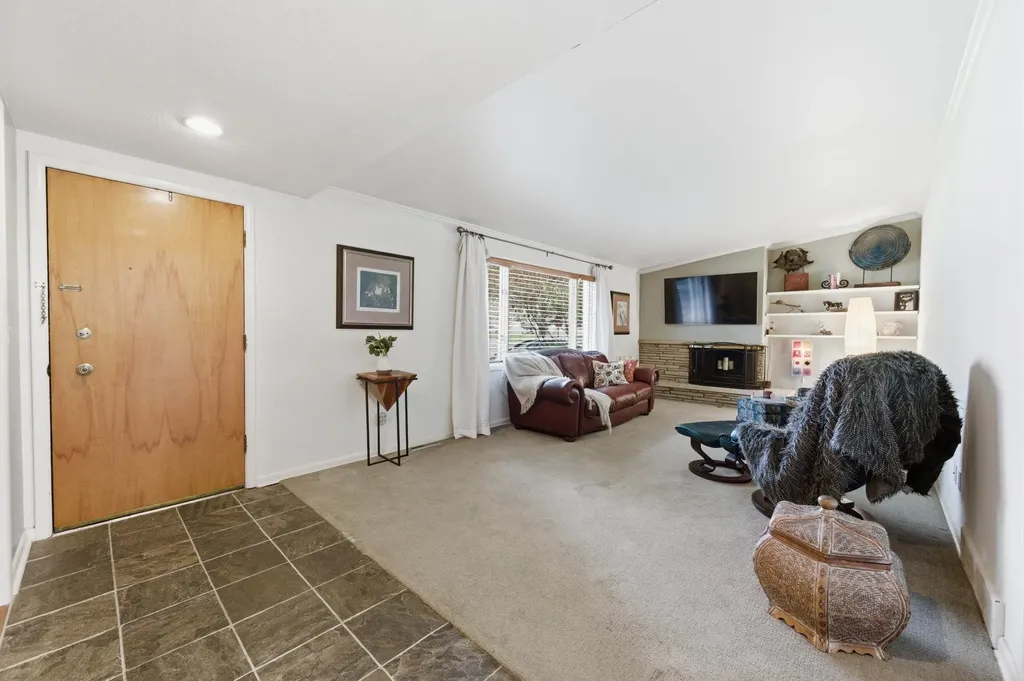 102 S Lochinvar Street Wichita KS 67207