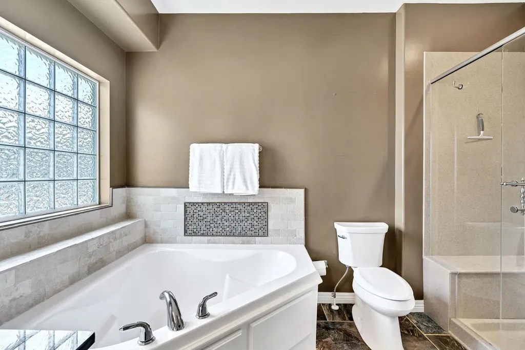 729 N Crest Ridge Wichita KS 67230