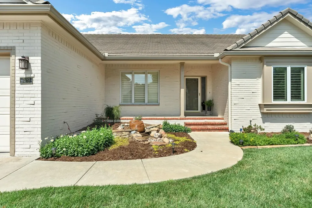 729 N Crest Ridge Wichita KS 67230