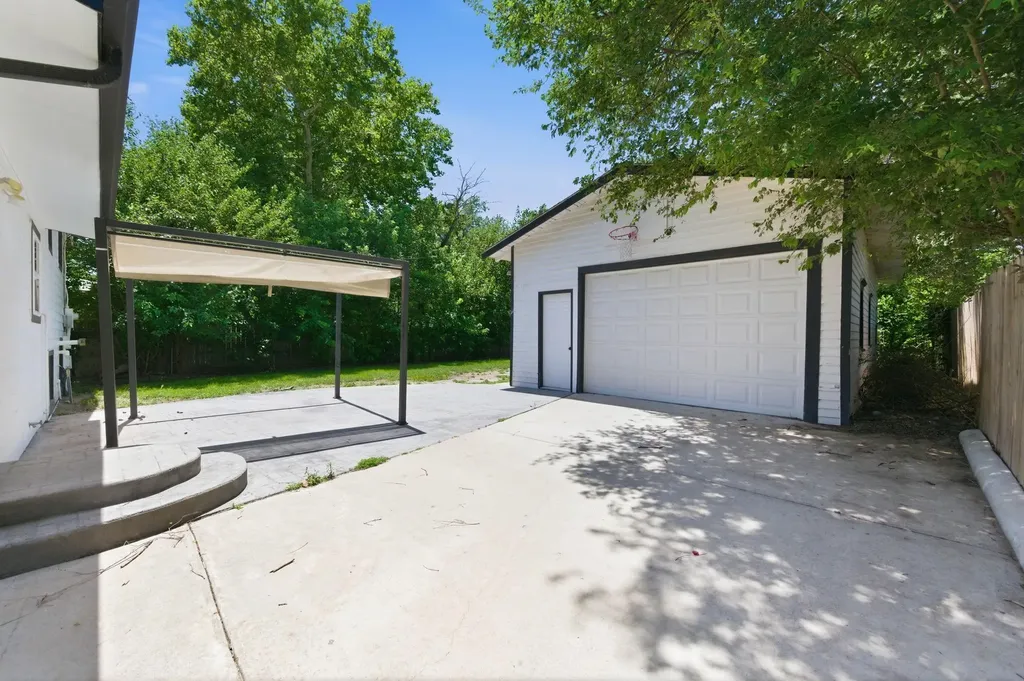1921 N Gow Street Wichita KS 67203