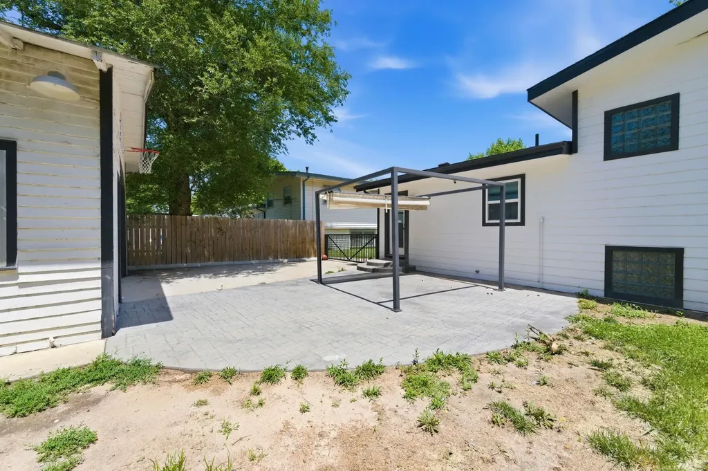 1921 N Gow Street Wichita KS 67203