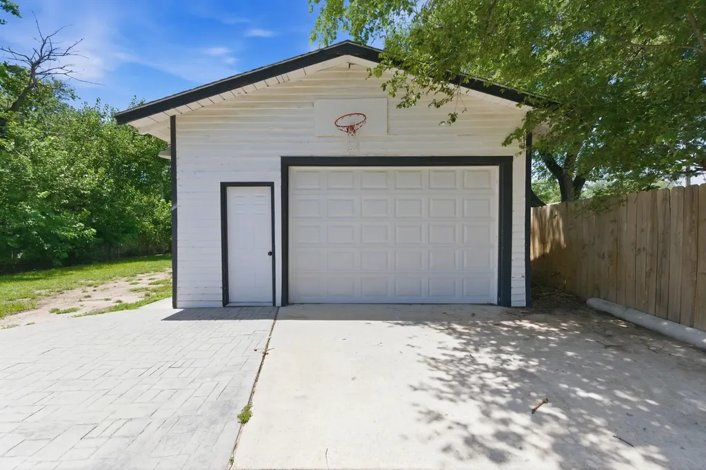 1921 N Gow Street Wichita KS 67203
