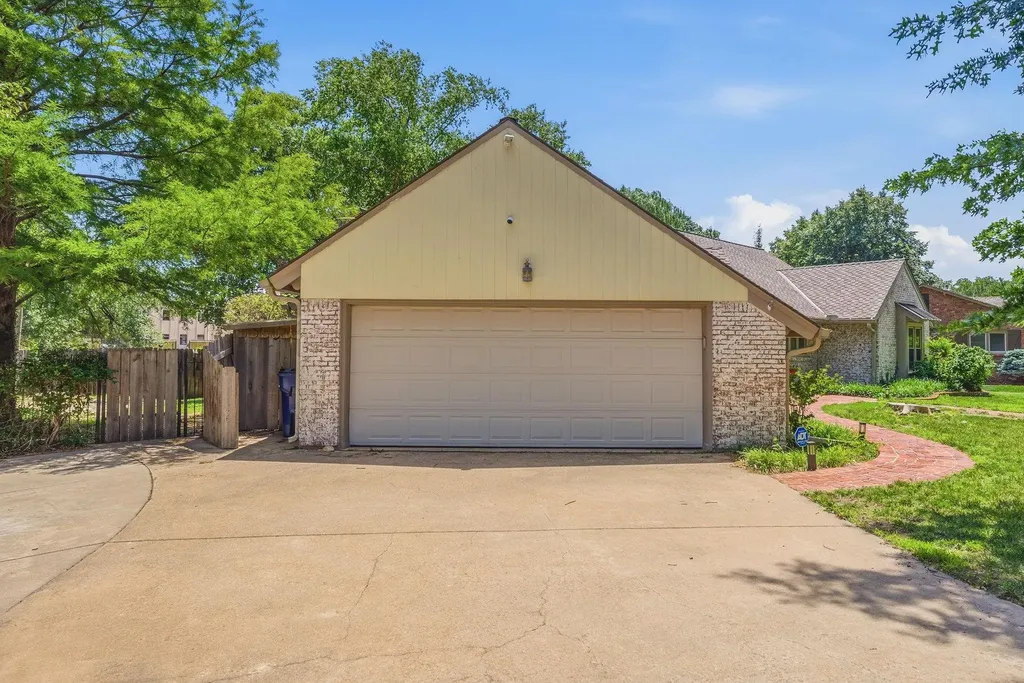 102 S Bonnie Brae Wichita KS 67207