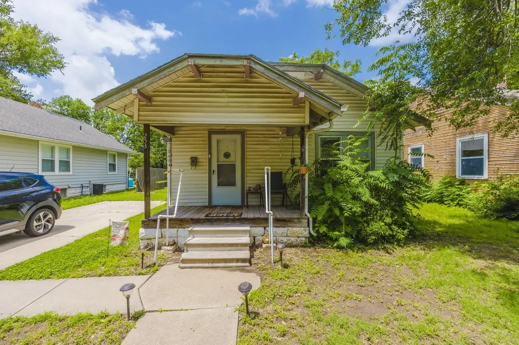 253 N Fern Wichita KS 67203