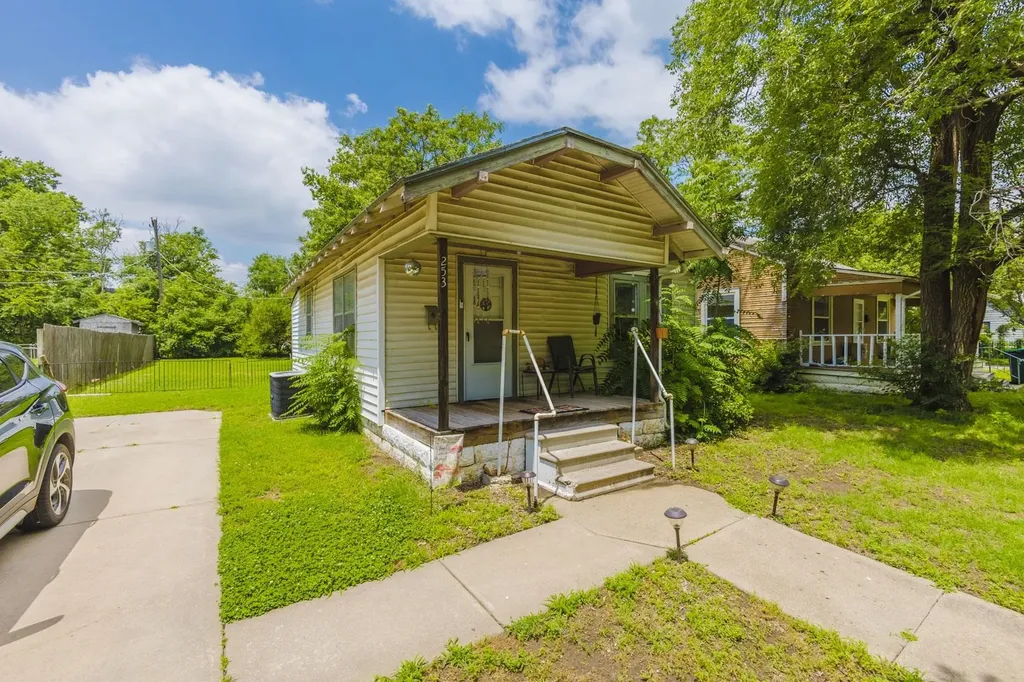 253 N Fern Wichita KS 67203