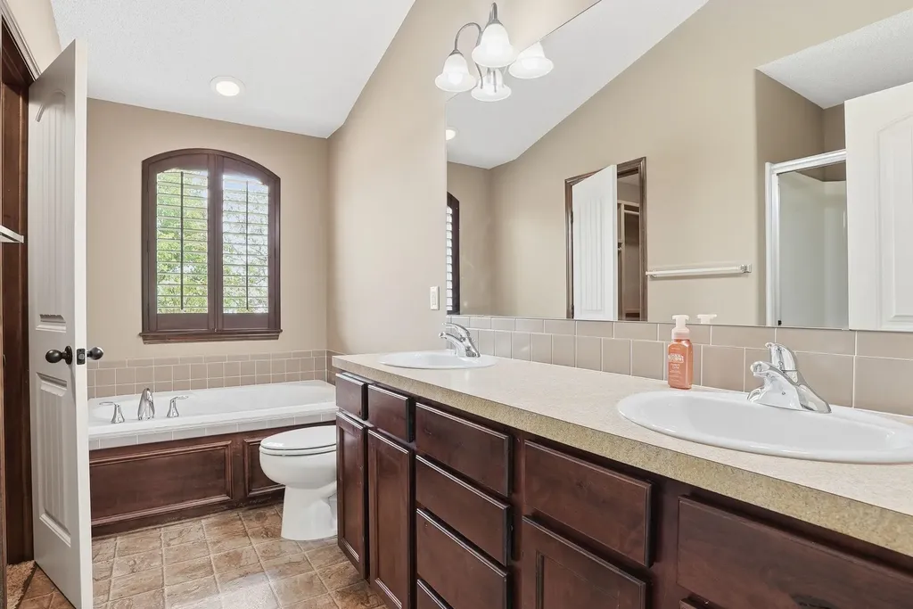 2615 N Woodridge Court Wichita KS 67226