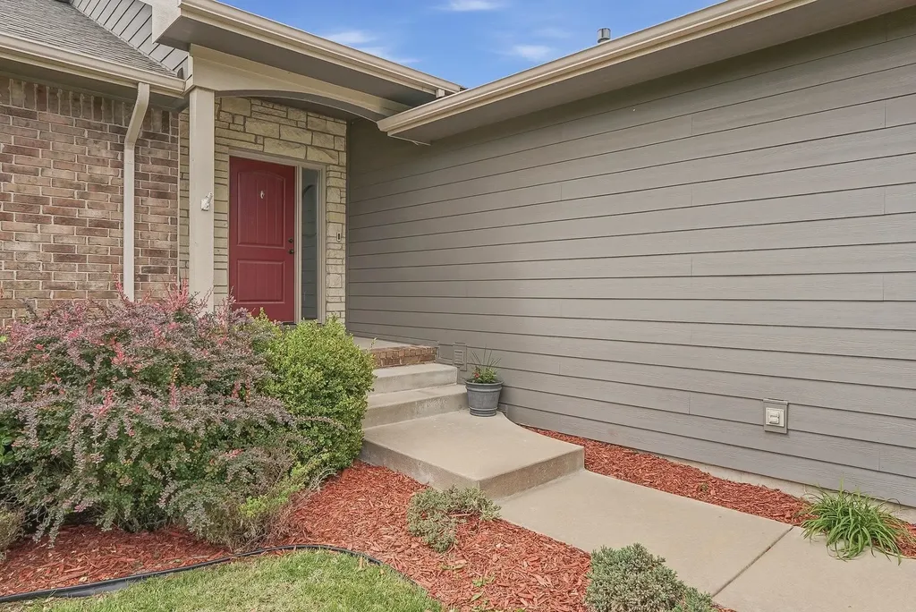 2615 N Woodridge Court Wichita KS 67226