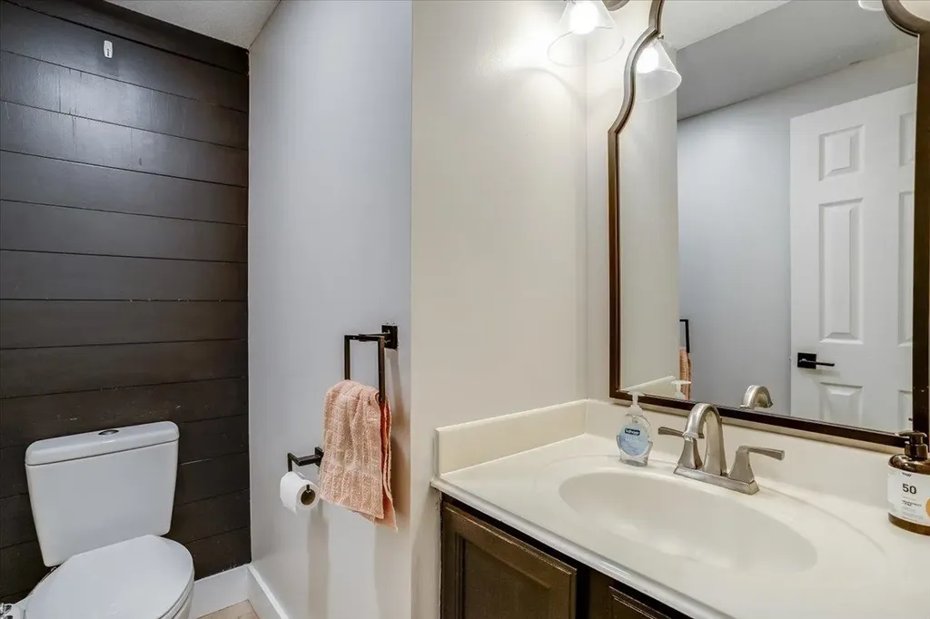 4326 N Mission Street Bel Aire KS 67226-1443