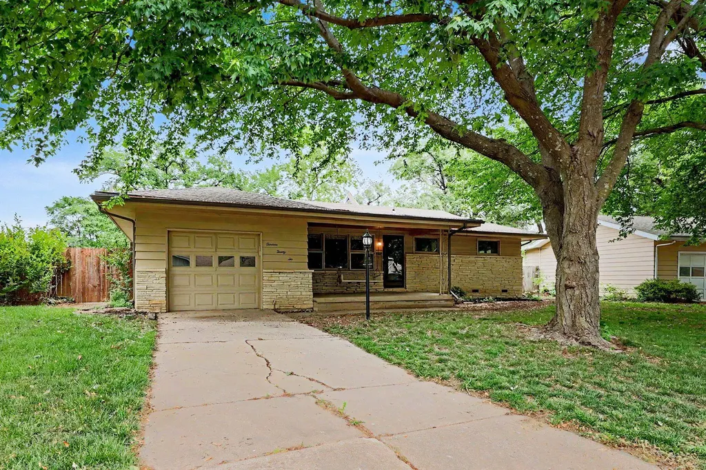 1322 N Lakeview Drive Derby KS 67037